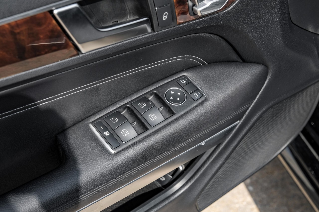 Mercedes-Benz E 550 Vehicle Main Gallery Image 37
