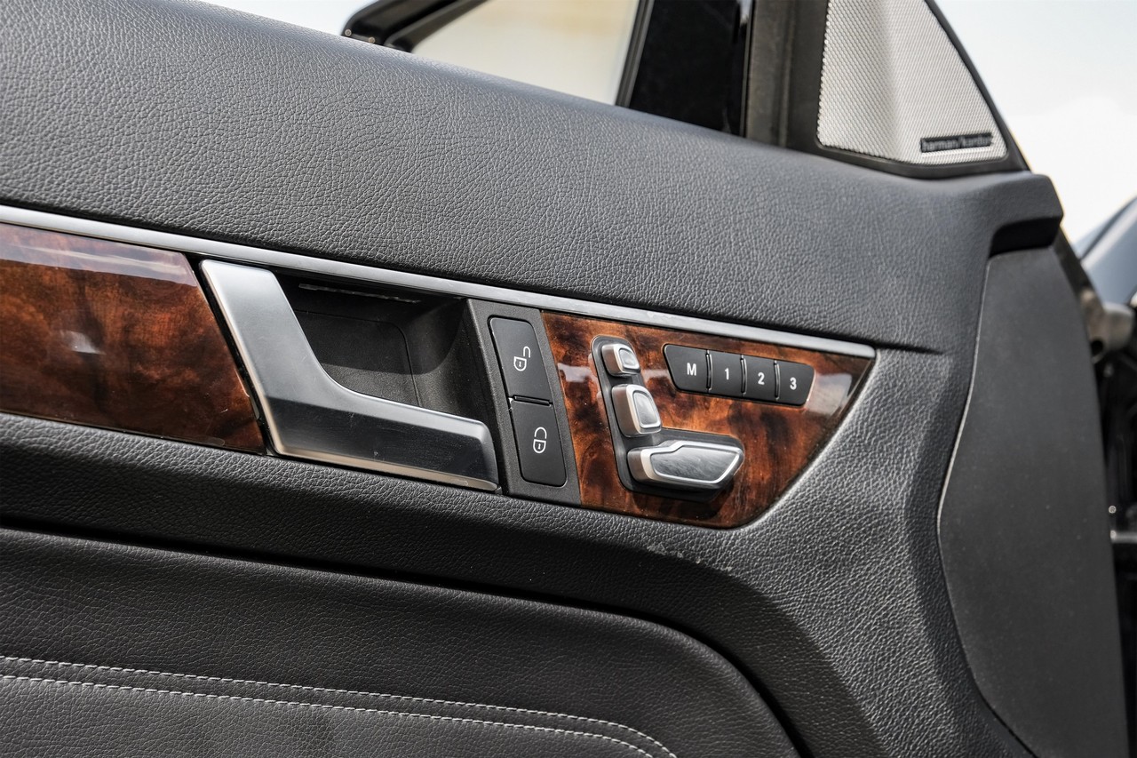 Mercedes-Benz E 550 Vehicle Main Gallery Image 38