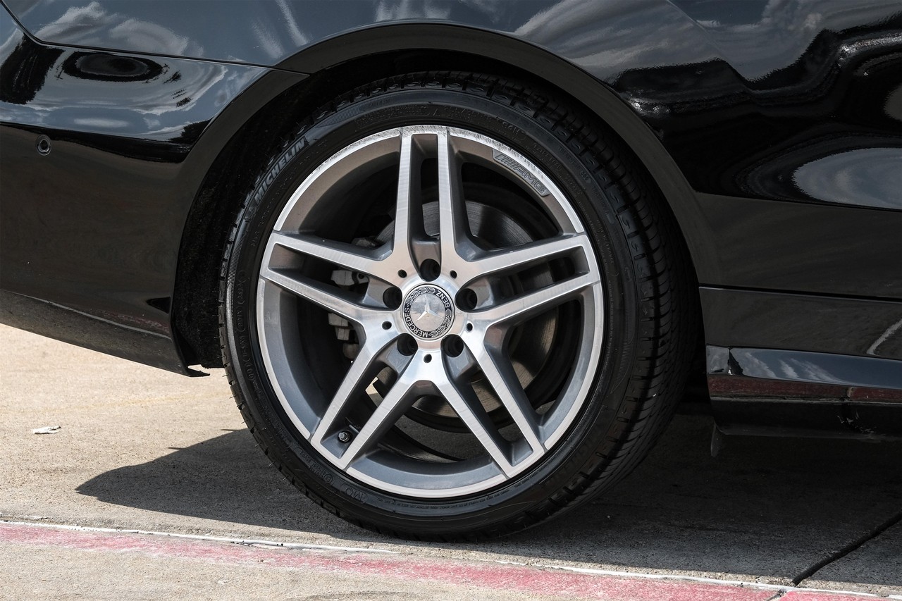 Mercedes-Benz E 550 Vehicle Main Gallery Image 46