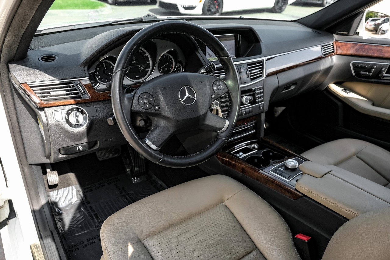 Mercedes-Benz E-Class Vehicle Main Gallery Image 03