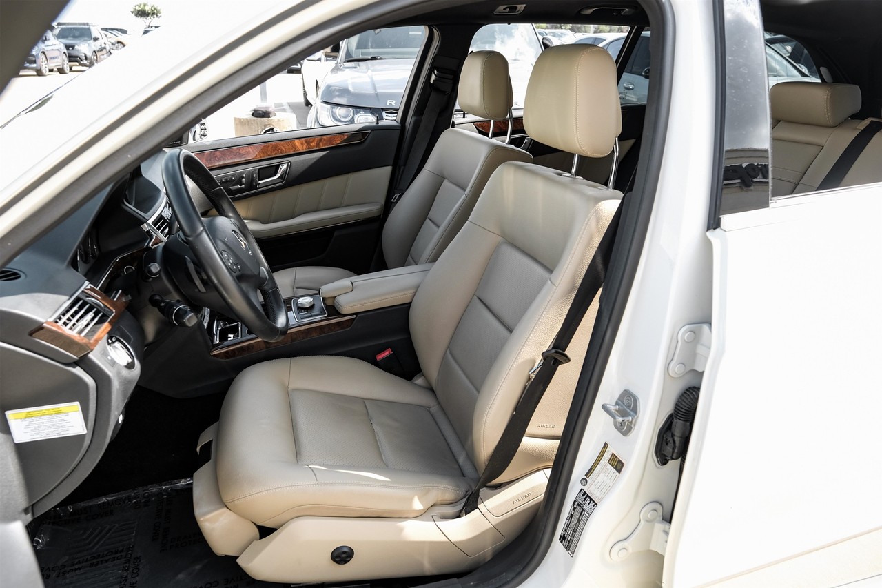 Mercedes-Benz E-Class Vehicle Main Gallery Image 04