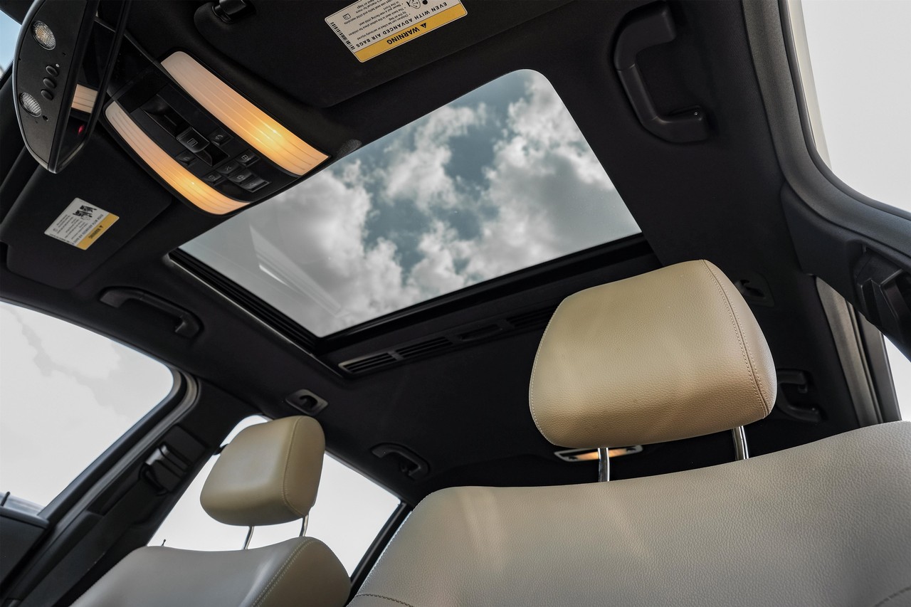 Mercedes-Benz E-Class Vehicle Main Gallery Image 05