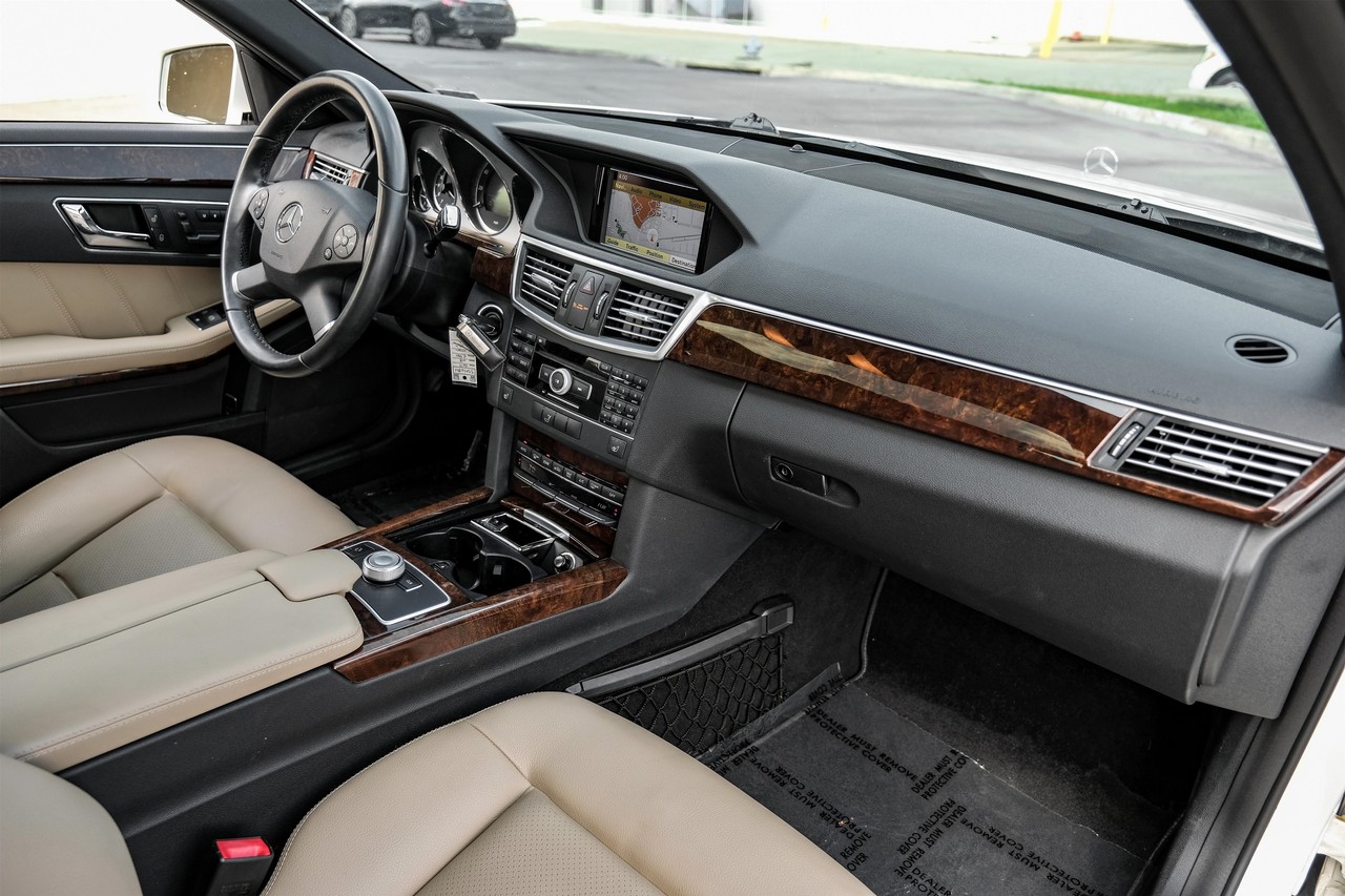 Mercedes-Benz E-Class Vehicle Main Gallery Image 13
