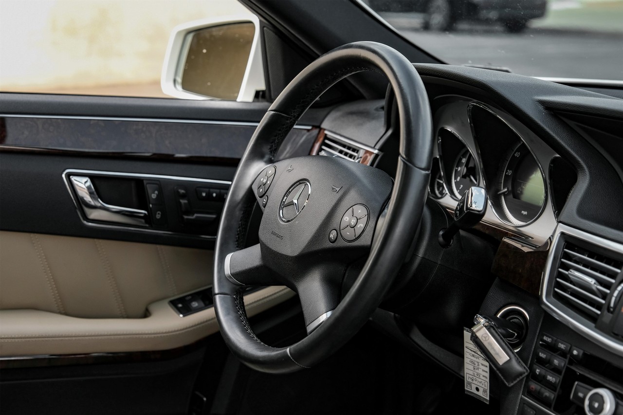 Mercedes-Benz E-Class Vehicle Main Gallery Image 14