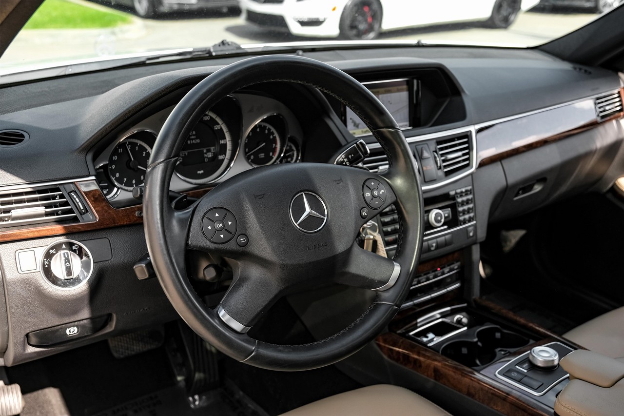 Mercedes-Benz E-Class Vehicle Main Gallery Image 16