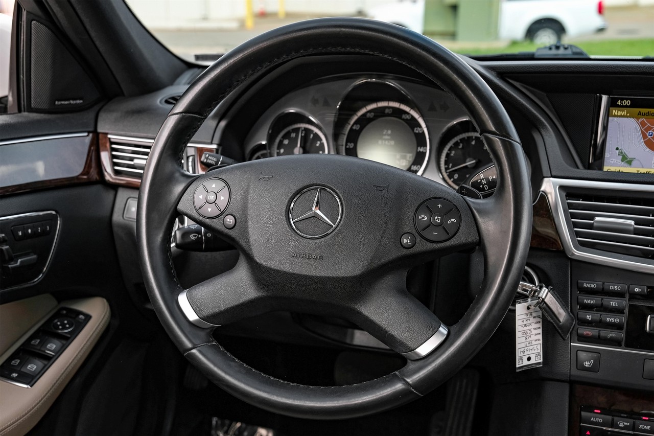 Mercedes-Benz E-Class Vehicle Main Gallery Image 17