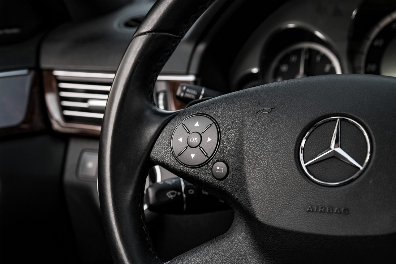 Mercedes-Benz E-Class Vehicle Main Gallery Image 18