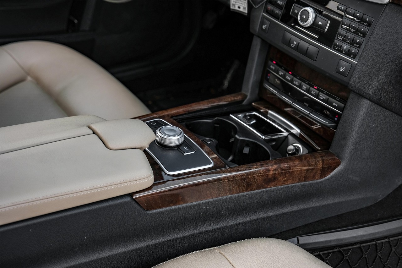 Mercedes-Benz E-Class Vehicle Main Gallery Image 21