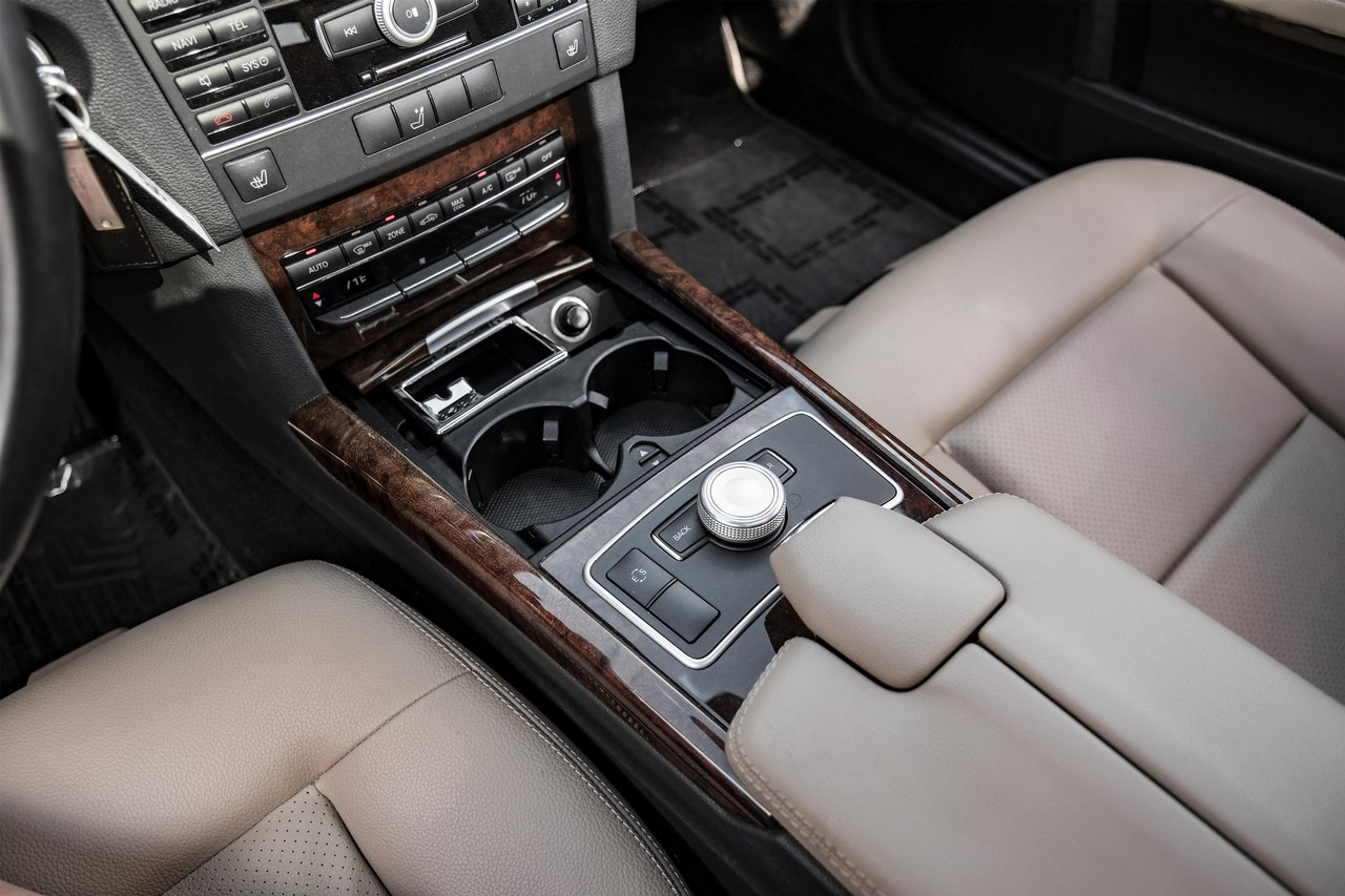 Mercedes-Benz E-Class Vehicle Main Gallery Image 22