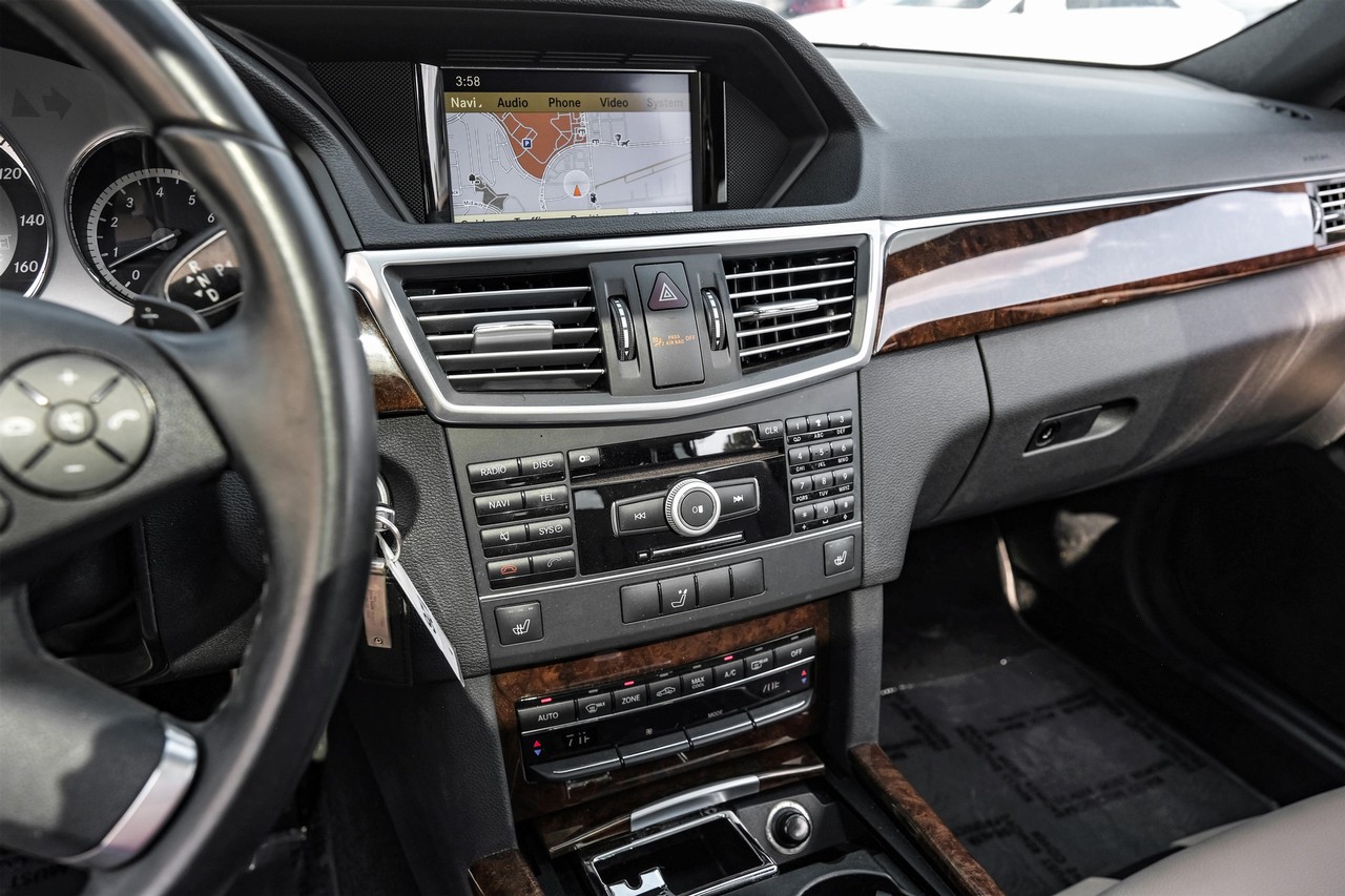 Mercedes-Benz E-Class Vehicle Main Gallery Image 24