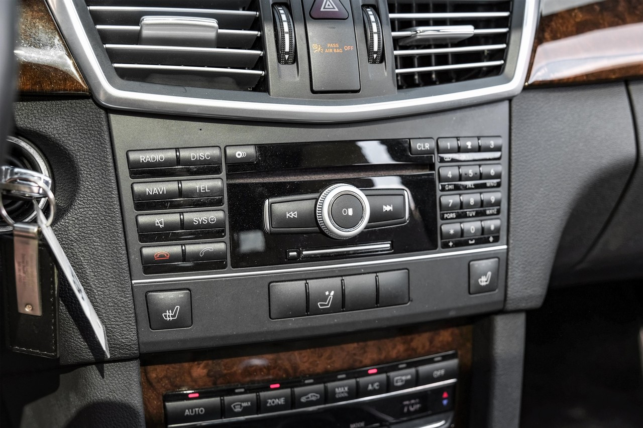 Mercedes-Benz E-Class Vehicle Main Gallery Image 25