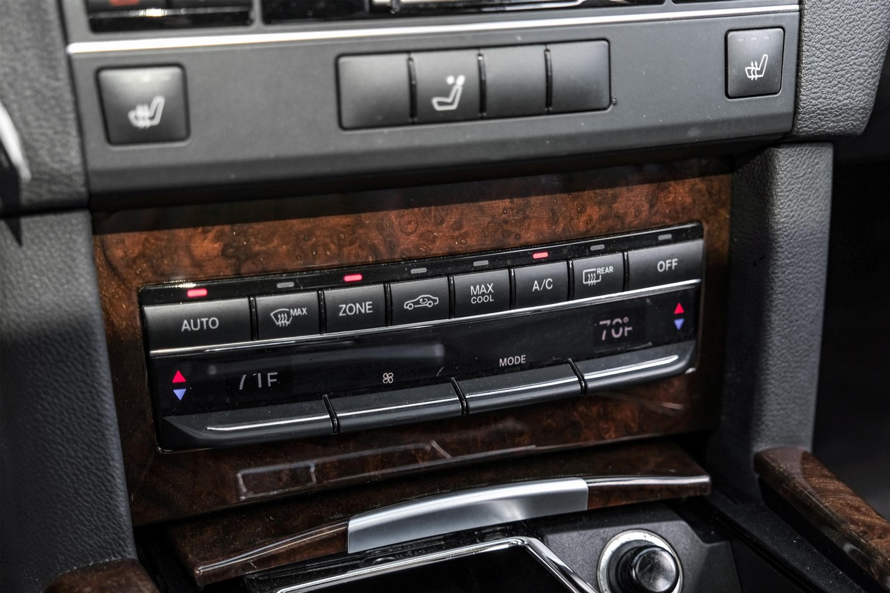 Mercedes-Benz E-Class Vehicle Main Gallery Image 26
