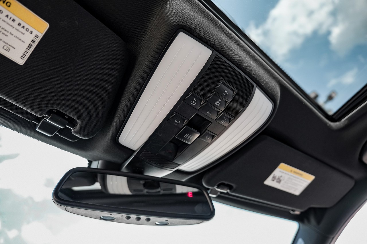 Mercedes-Benz E-Class Vehicle Main Gallery Image 27