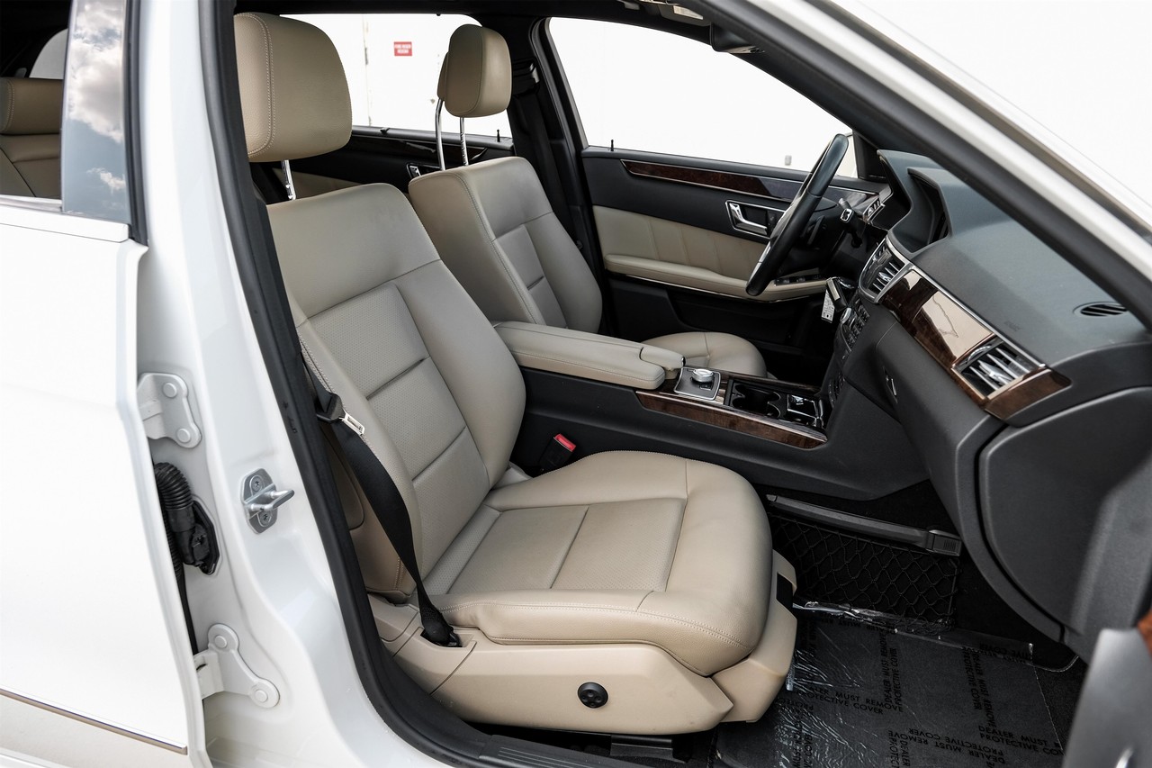 Mercedes-Benz E-Class Vehicle Main Gallery Image 28