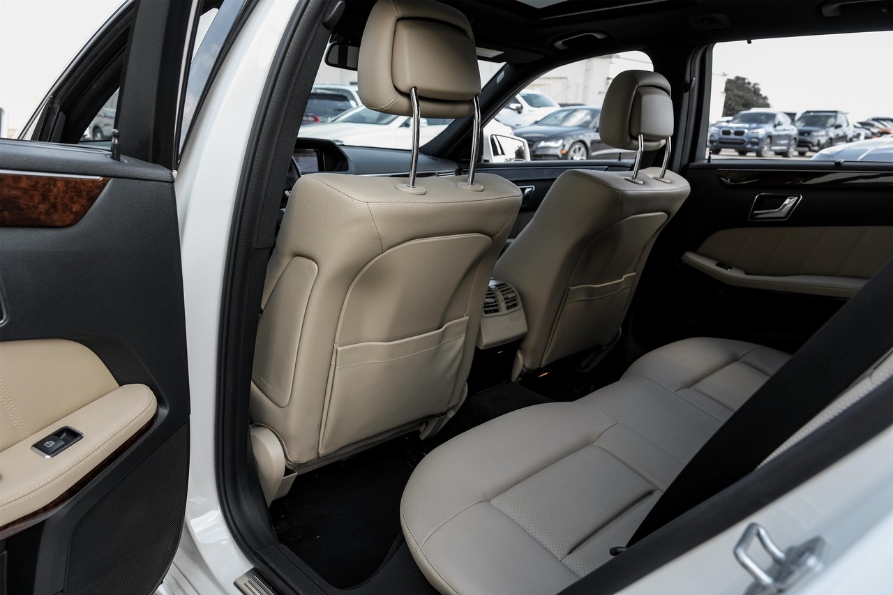 Mercedes-Benz E-Class Vehicle Main Gallery Image 31