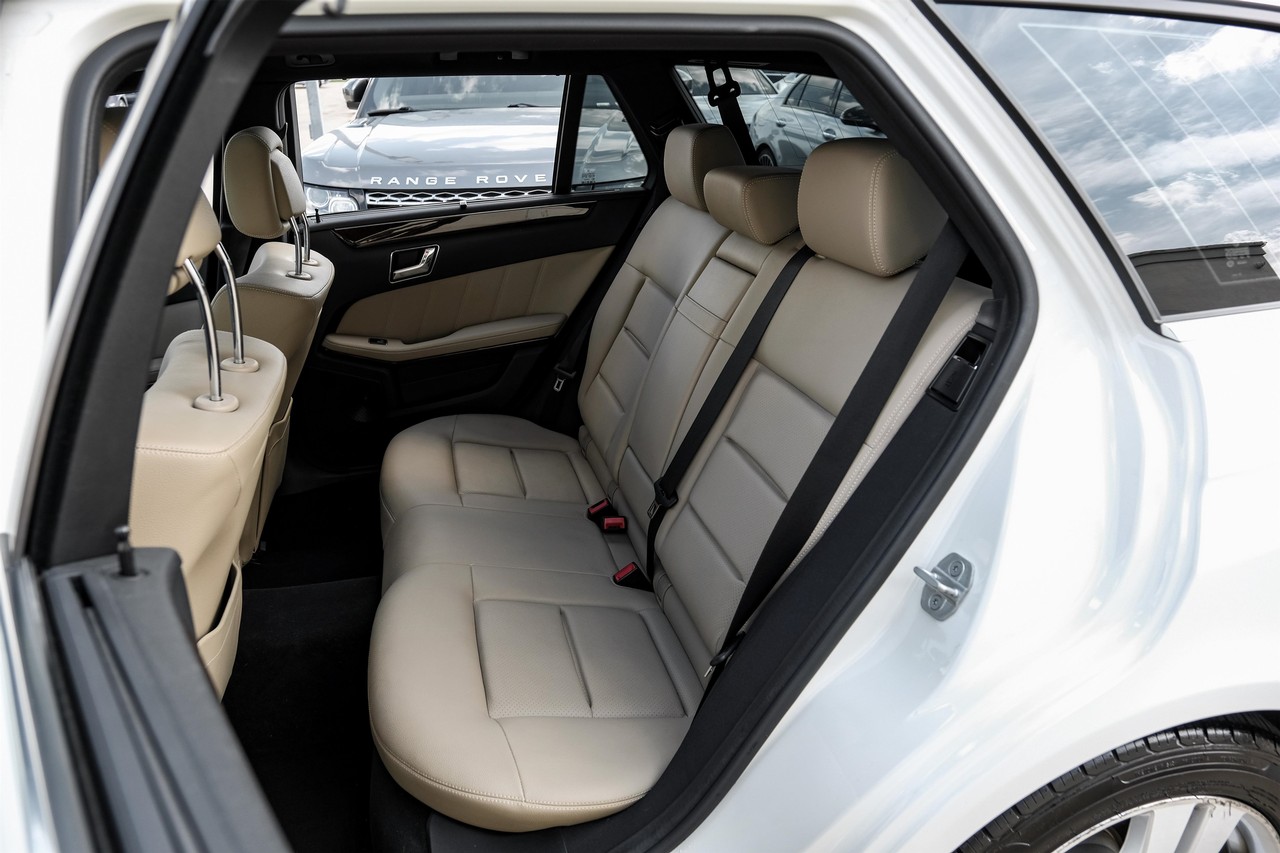 Mercedes-Benz E-Class Vehicle Main Gallery Image 32
