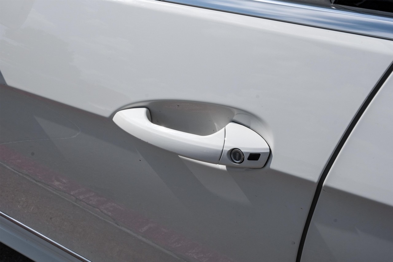 Mercedes-Benz E-Class Vehicle Main Gallery Image 33