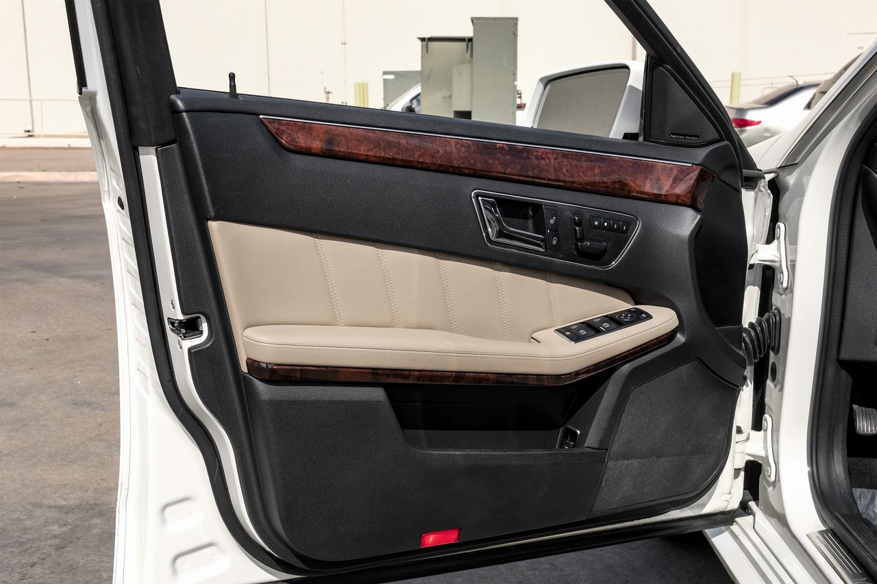 Mercedes-Benz E-Class Vehicle Main Gallery Image 35