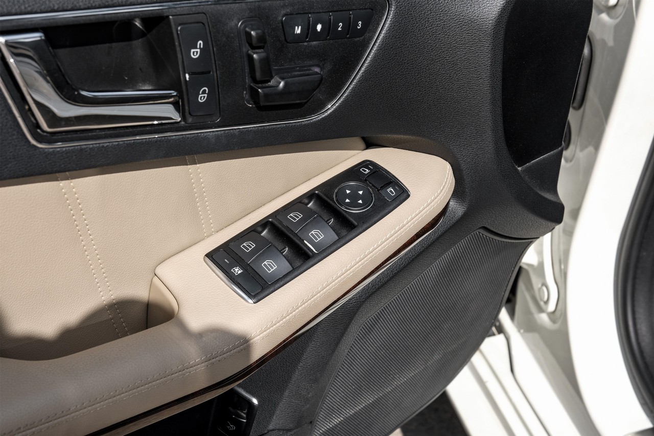 Mercedes-Benz E-Class Vehicle Main Gallery Image 36