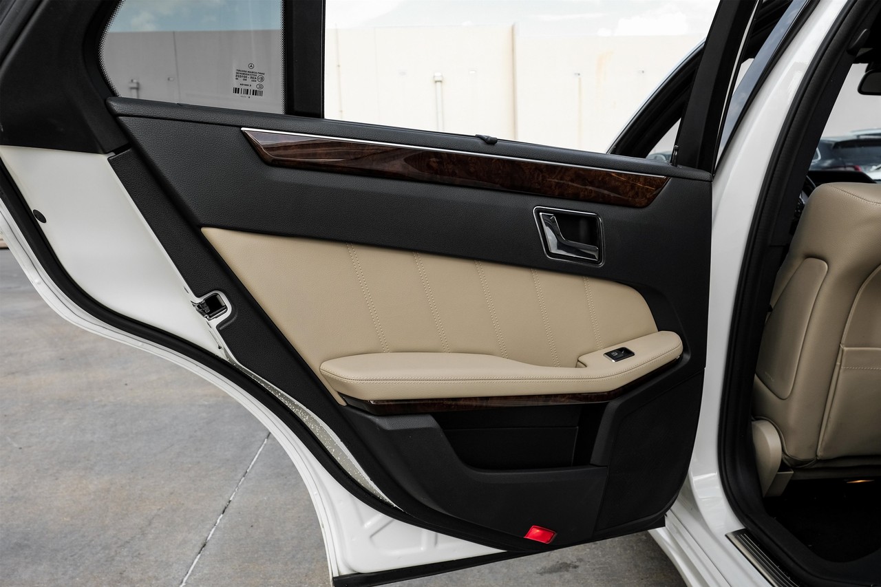 Mercedes-Benz E-Class Vehicle Main Gallery Image 39