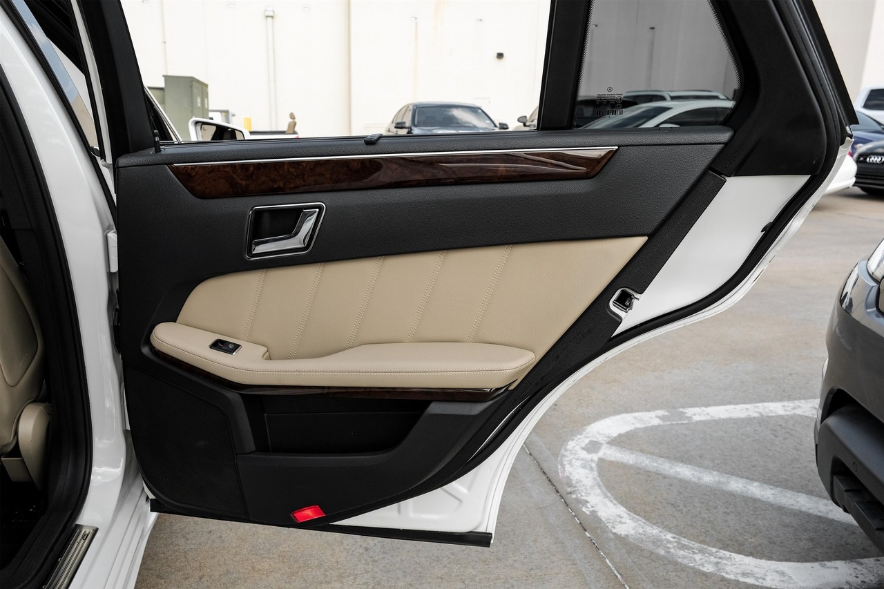 Mercedes-Benz E-Class Vehicle Main Gallery Image 40