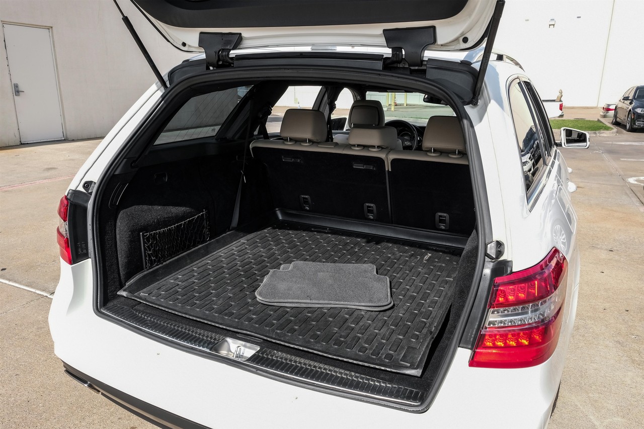 Mercedes-Benz E-Class Vehicle Main Gallery Image 43
