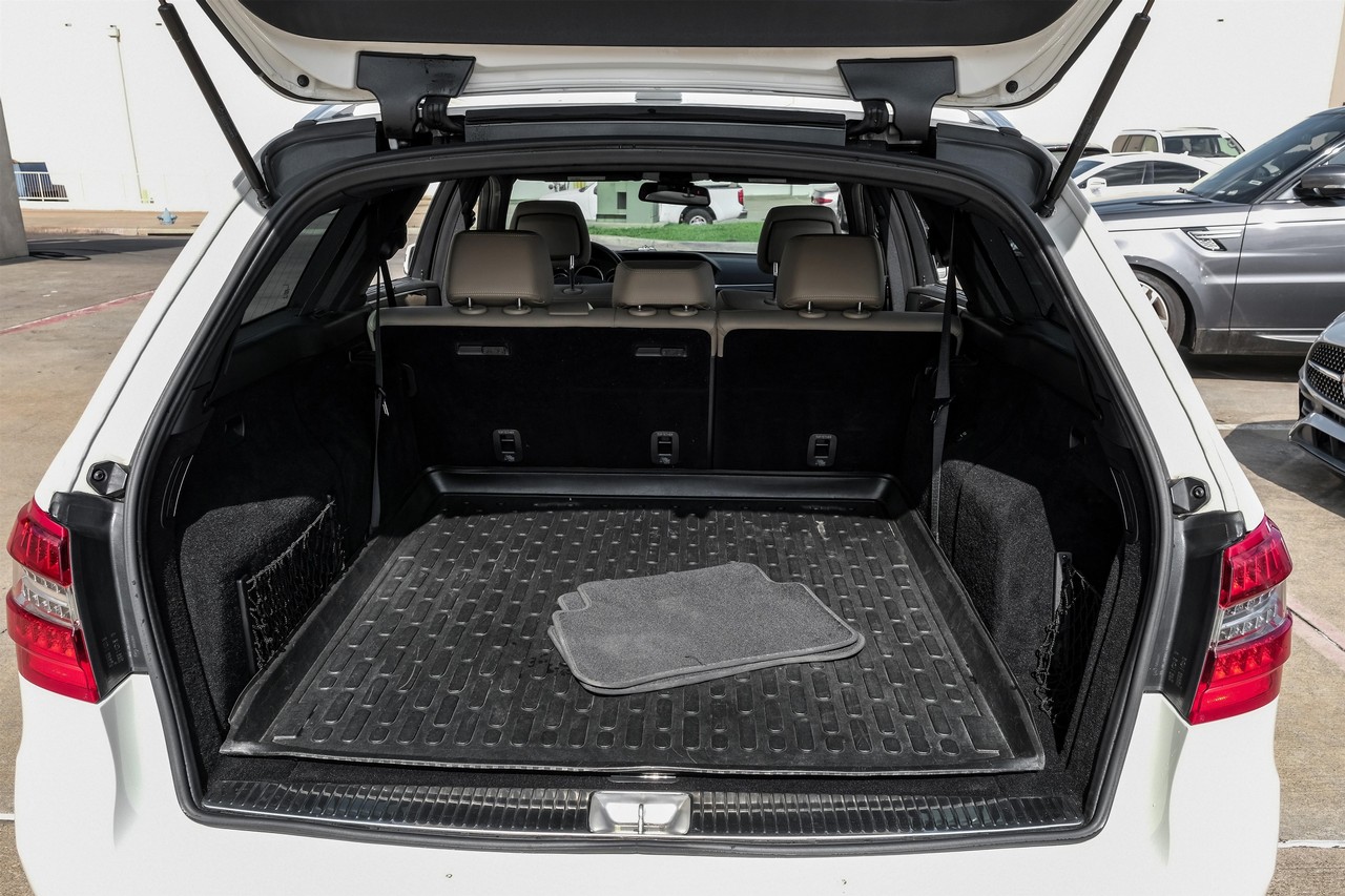 Mercedes-Benz E-Class Vehicle Main Gallery Image 44
