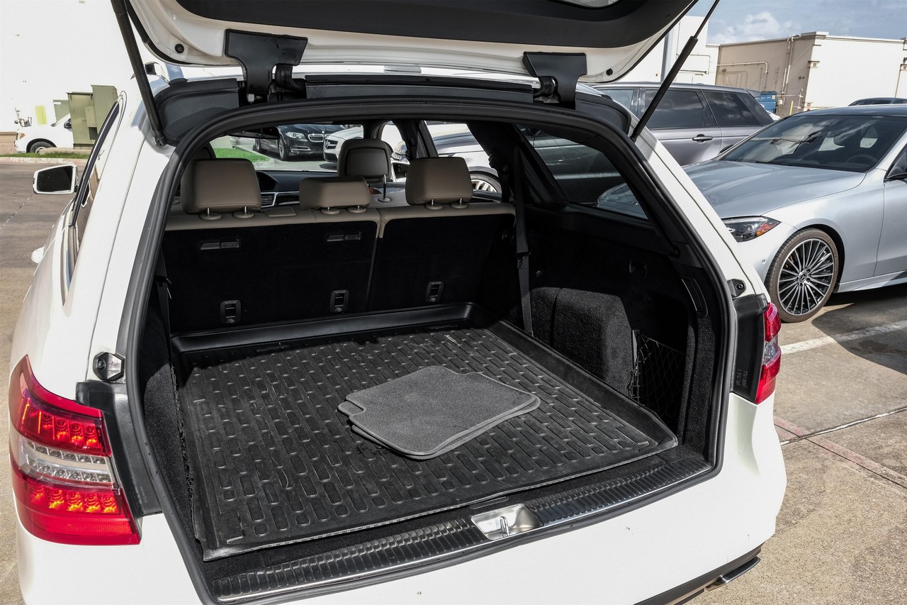 Mercedes-Benz E-Class Vehicle Main Gallery Image 45