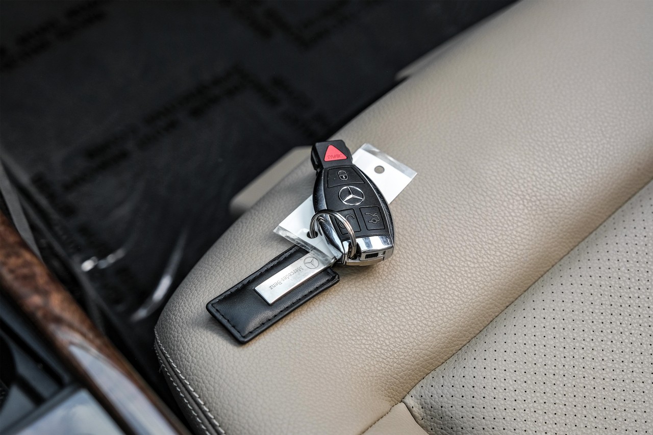 Mercedes-Benz E-Class Vehicle Main Gallery Image 50