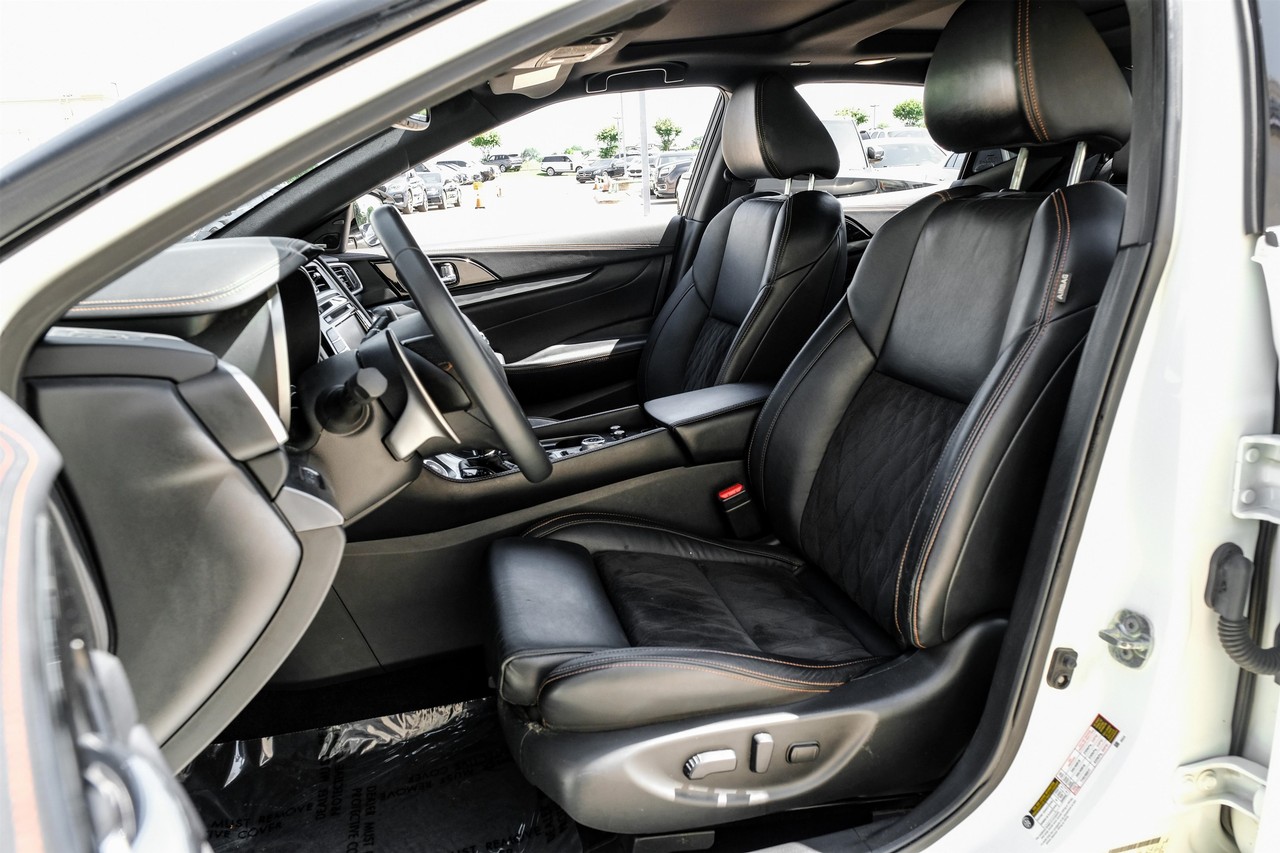 Nissan Maxima Vehicle Main Gallery Image 04