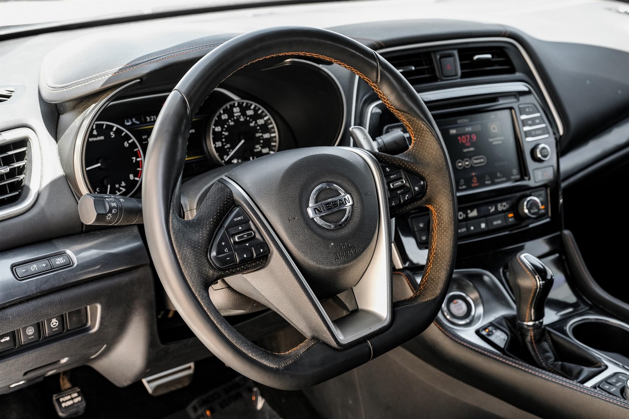 Nissan Maxima Vehicle Main Gallery Image 14