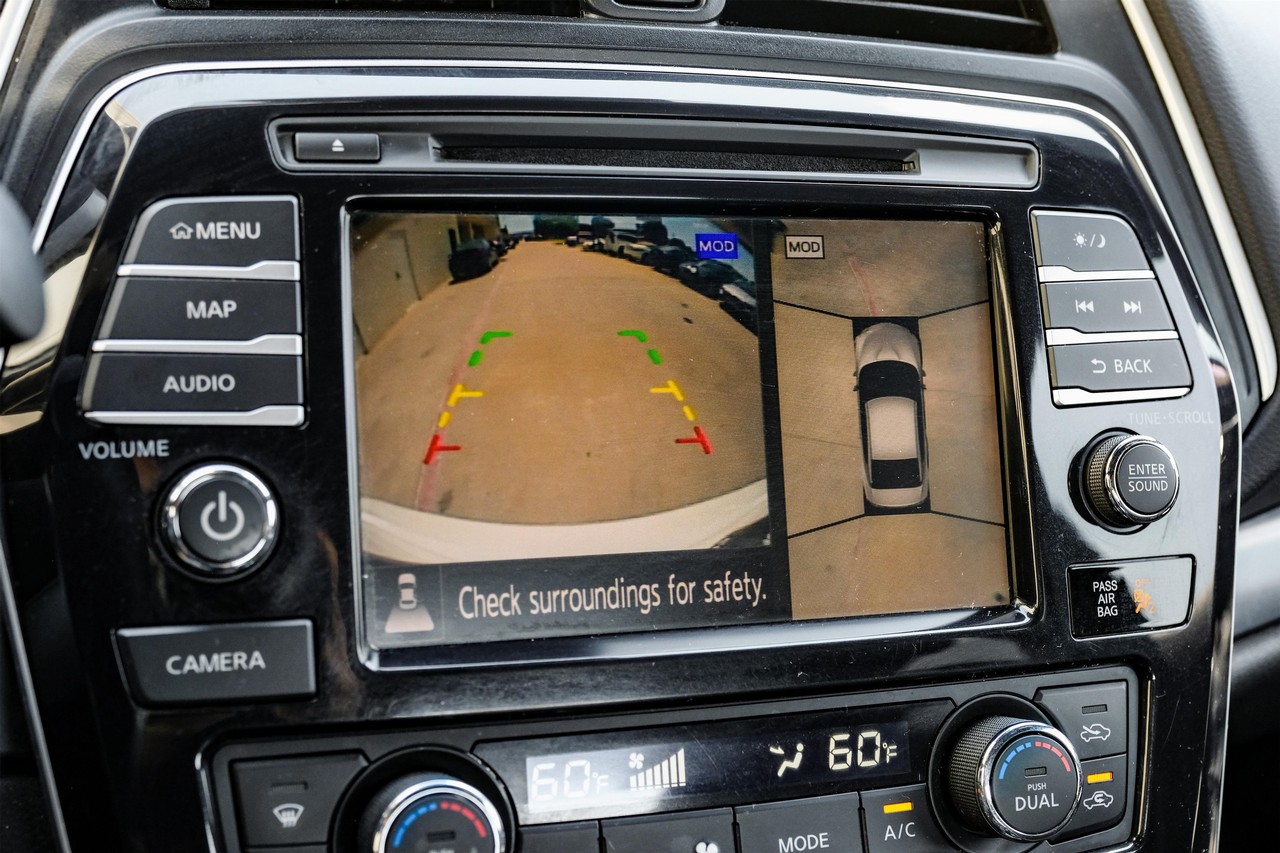 Nissan Maxima Vehicle Main Gallery Image 21