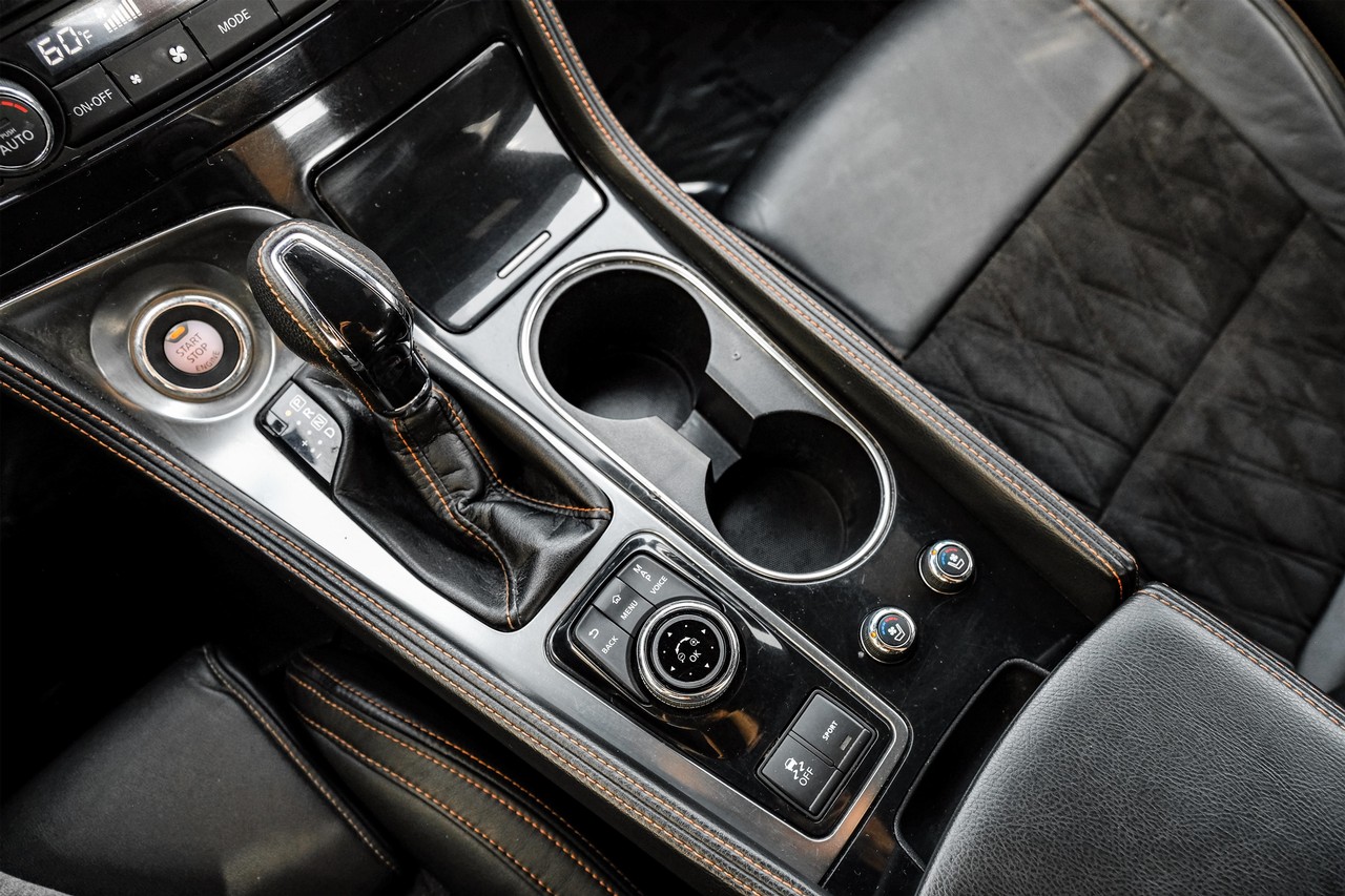 Nissan Maxima Vehicle Main Gallery Image 23
