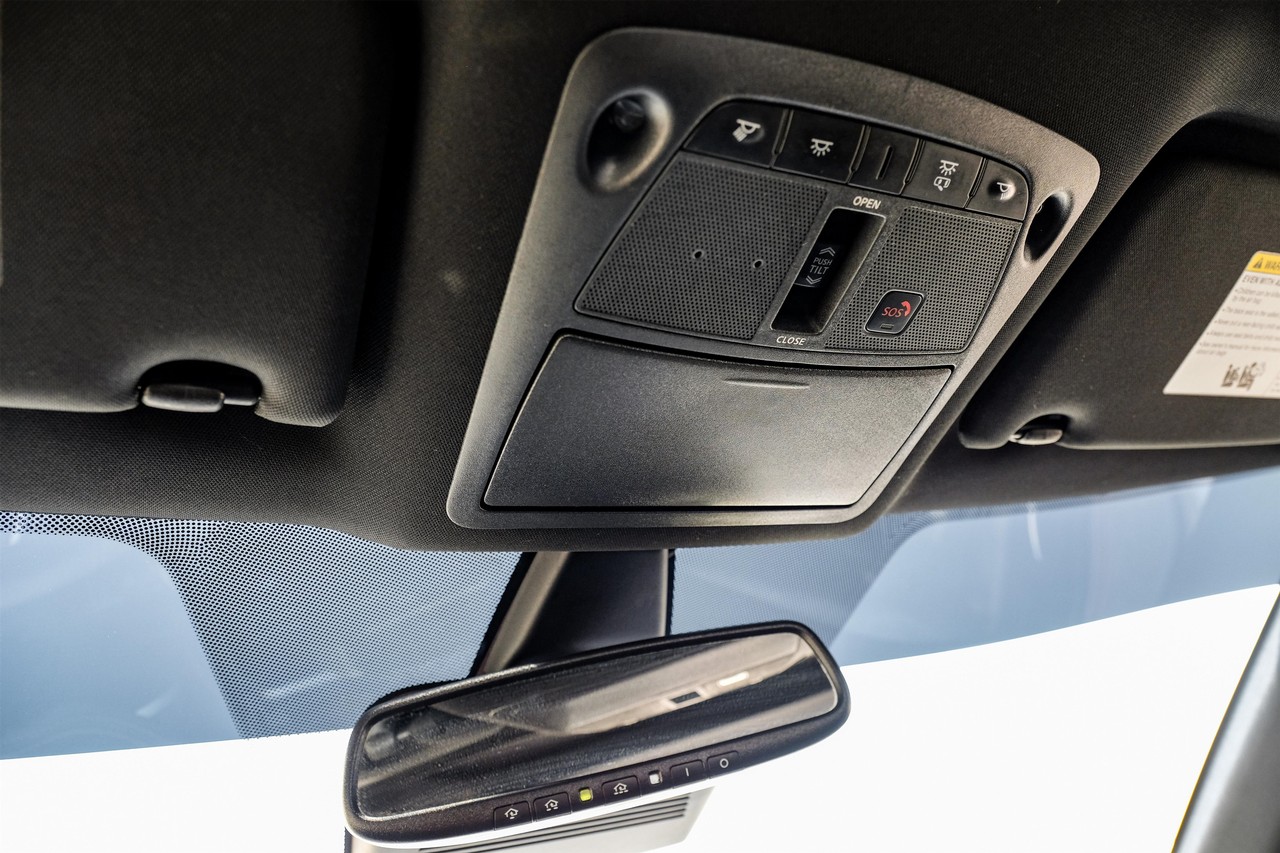 Nissan Maxima Vehicle Main Gallery Image 26