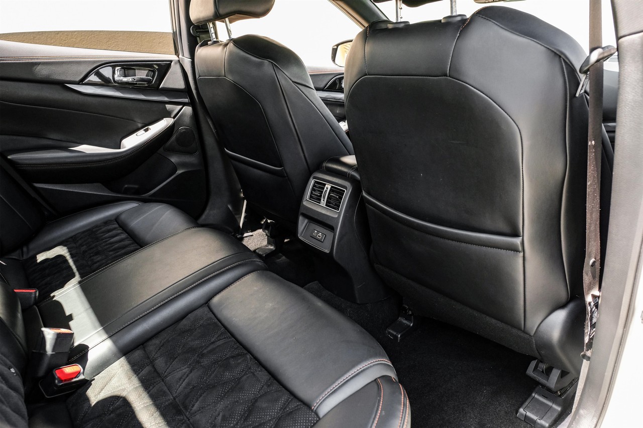 Nissan Maxima Vehicle Main Gallery Image 36