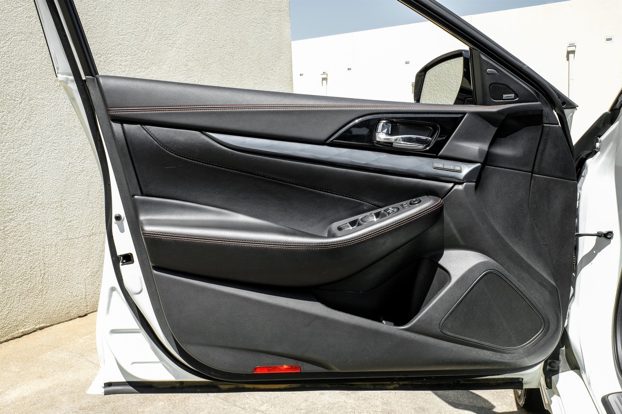 Nissan Maxima Vehicle Main Gallery Image 41