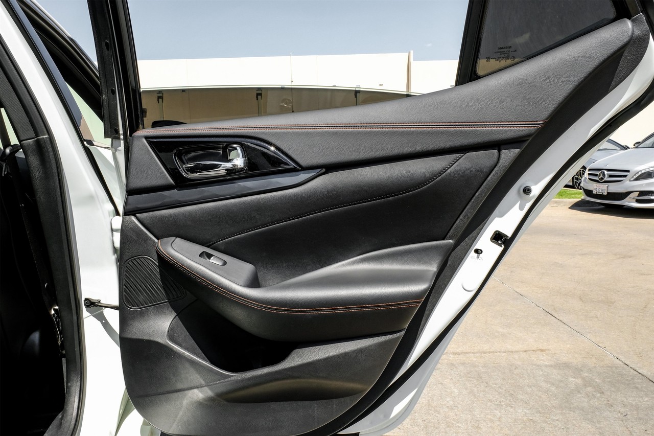 Nissan Maxima Vehicle Main Gallery Image 45