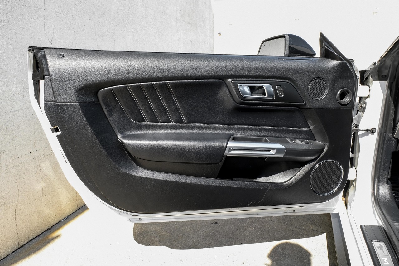 Ford Mustang Vehicle Main Gallery Image 33