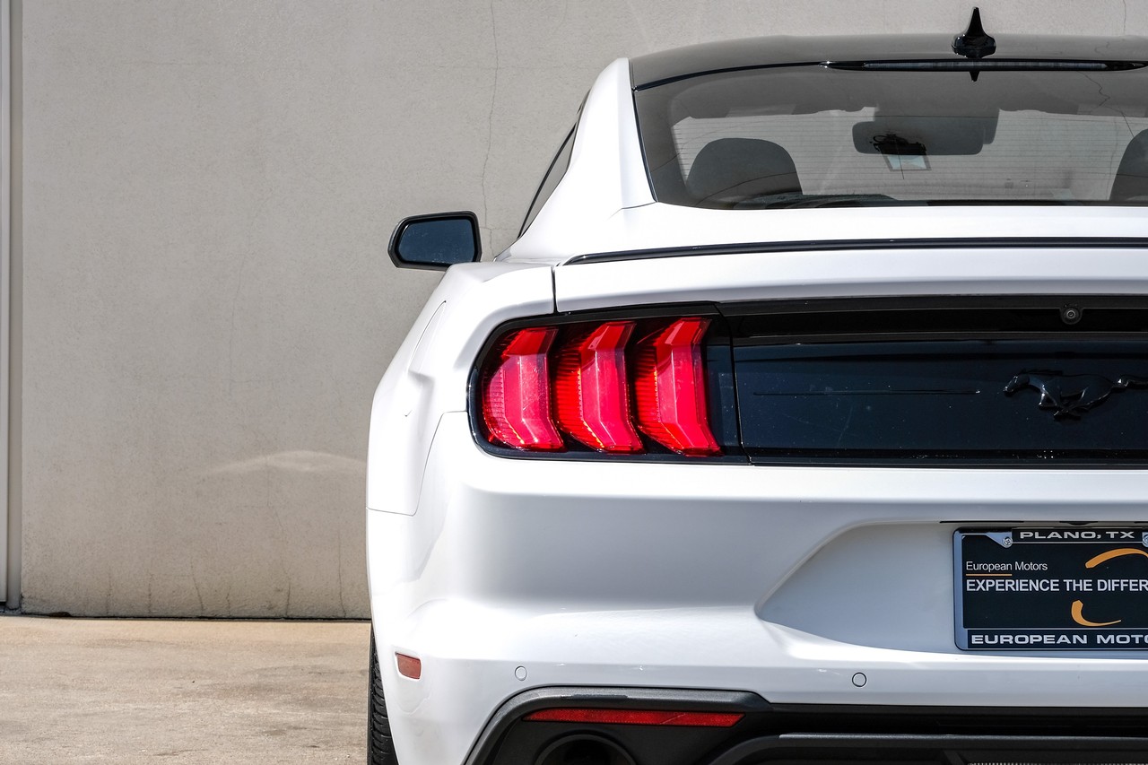 Ford Mustang Vehicle Main Gallery Image 36