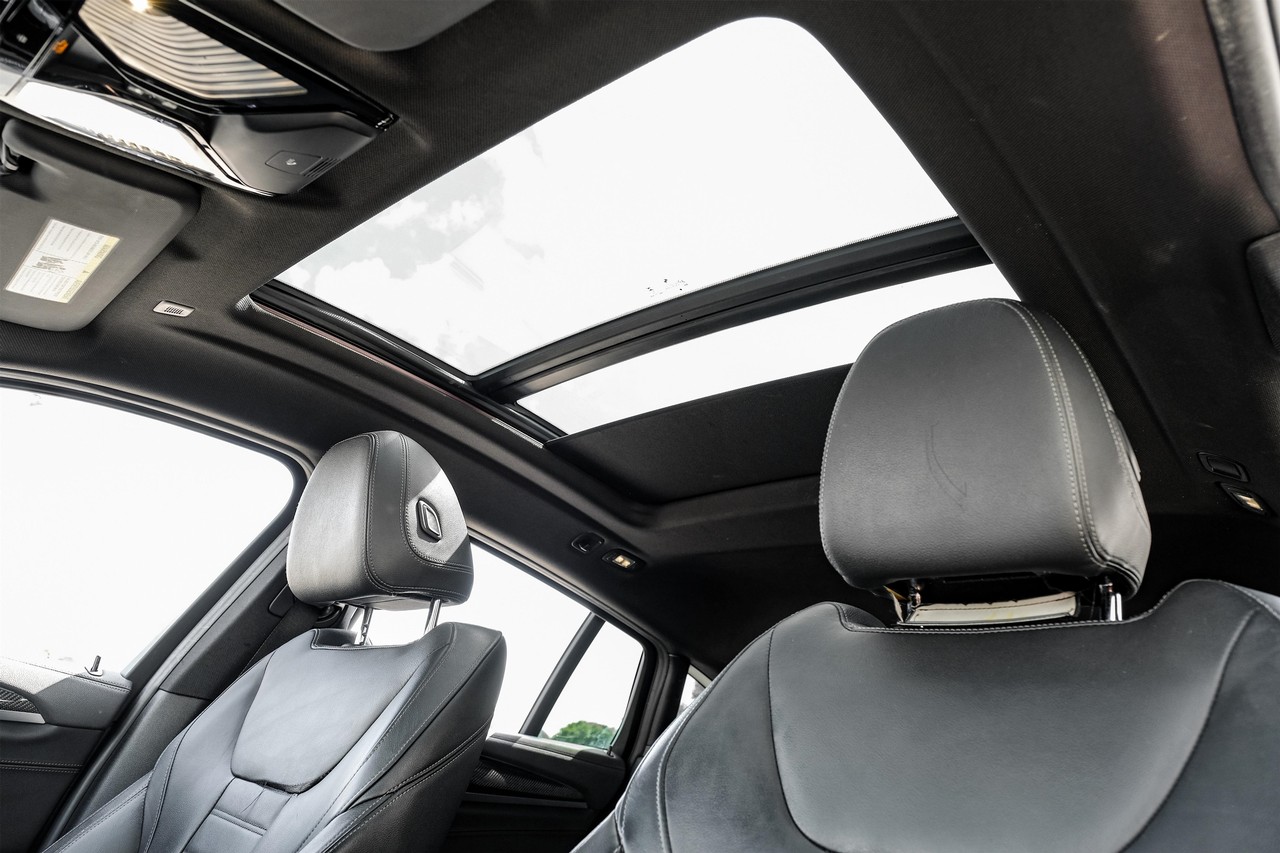 BMW X4 Vehicle Main Gallery Image 05