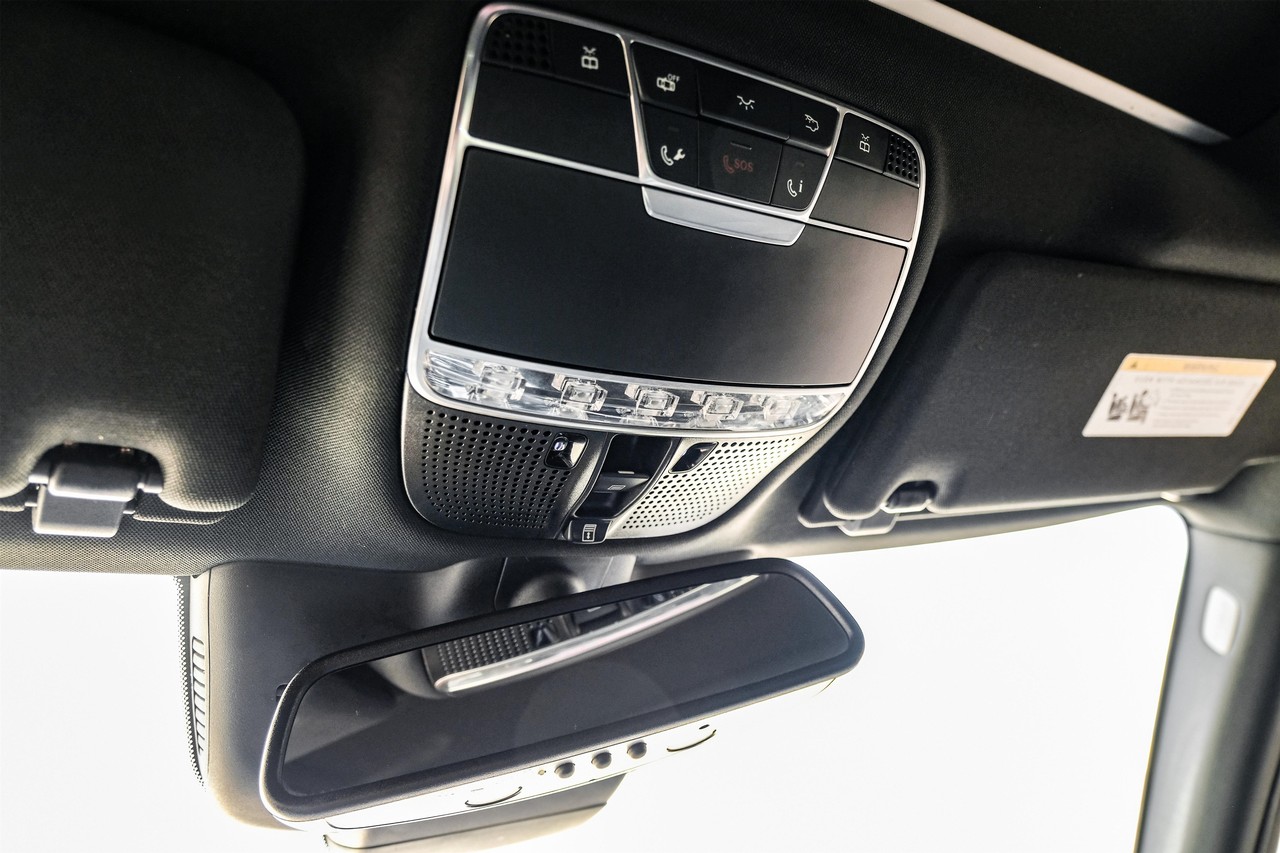 Mercedes-Benz S 550e Vehicle Main Gallery Image 25