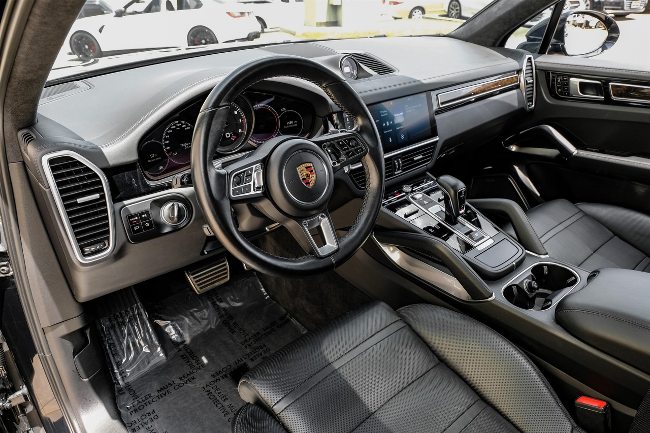 Porsche Cayenne Vehicle Main Gallery Image 03