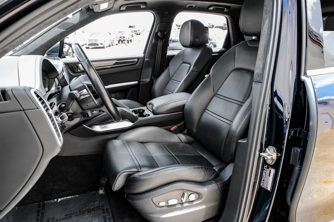 Porsche Cayenne Vehicle Main Gallery Image 04