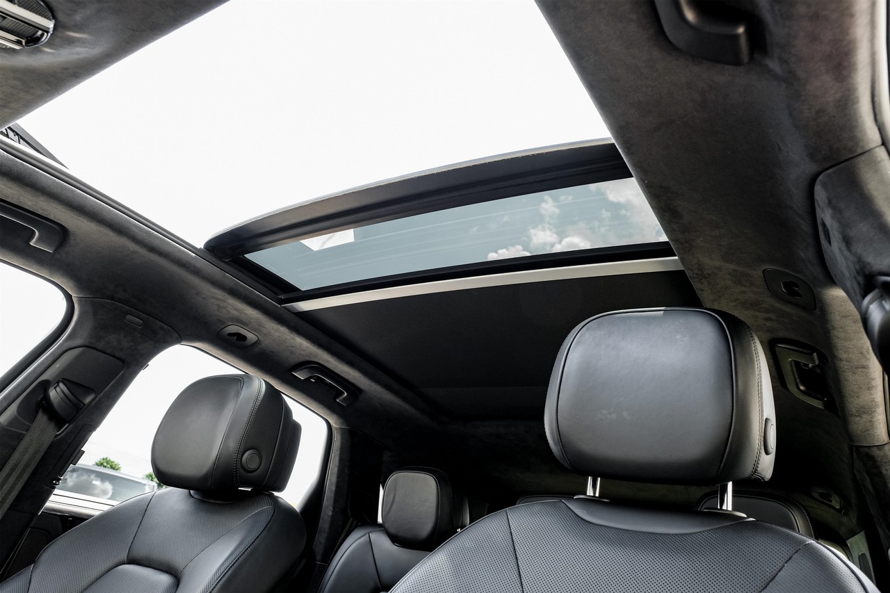 Porsche Cayenne Vehicle Main Gallery Image 05