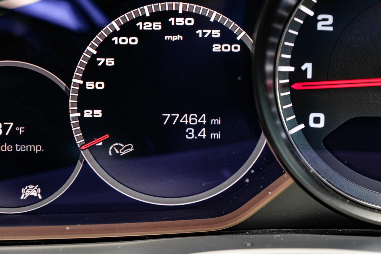 Porsche Cayenne Vehicle Main Gallery Image 21