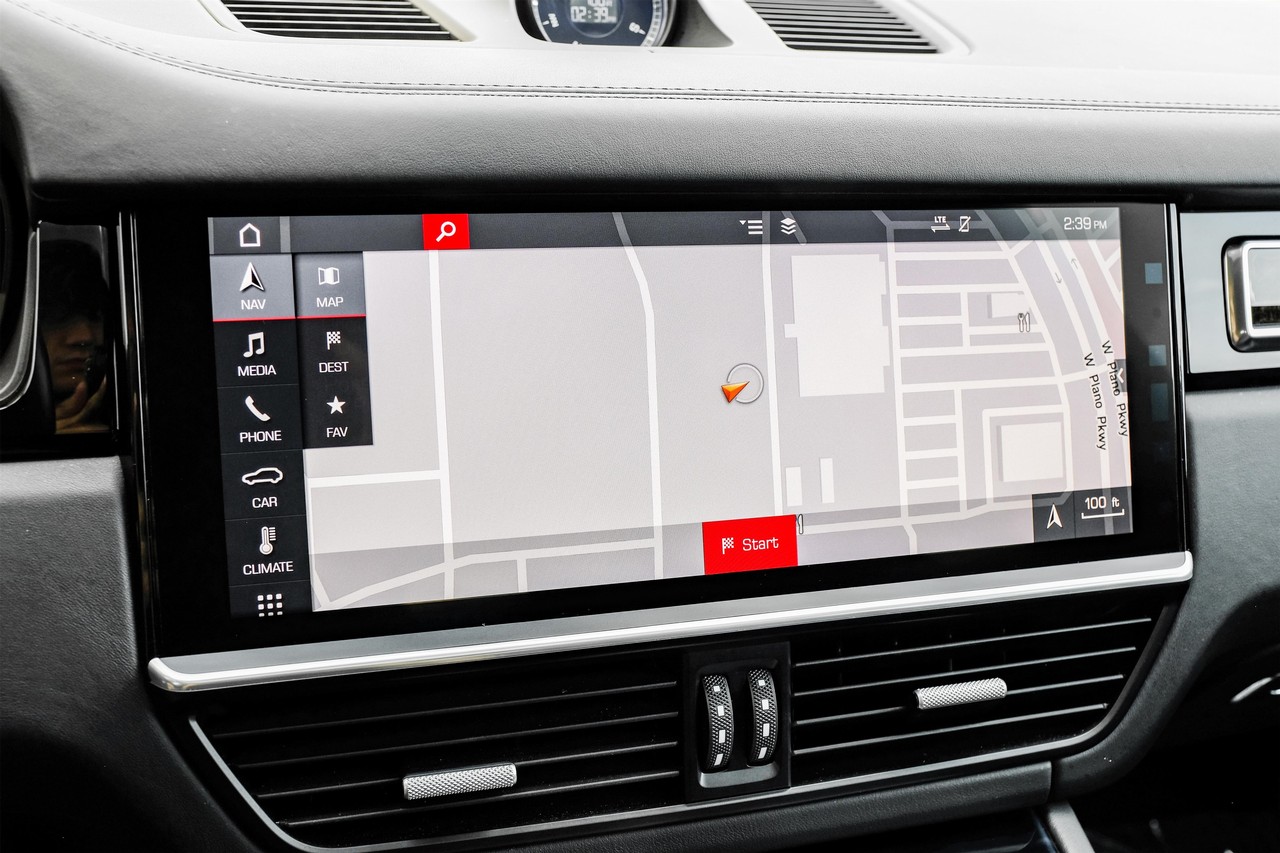 Porsche Cayenne Vehicle Main Gallery Image 22