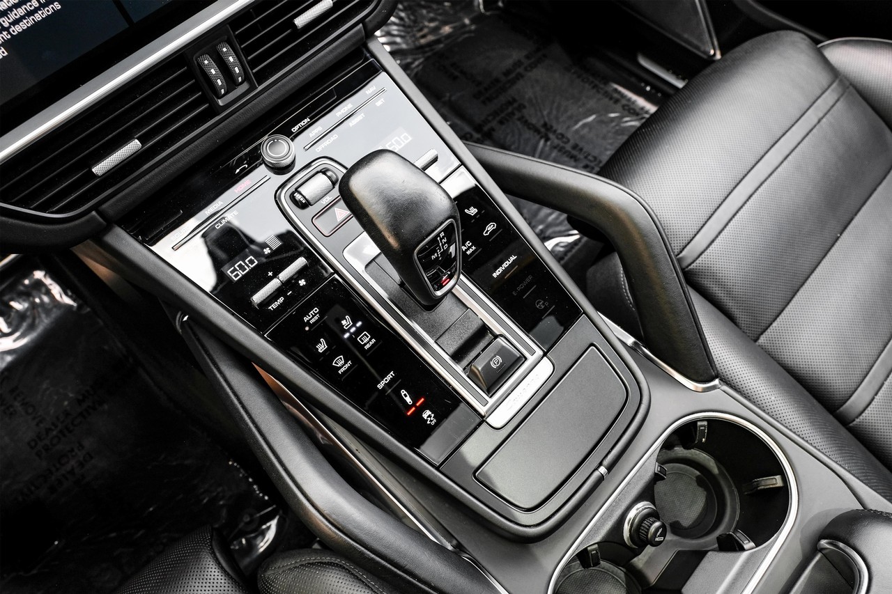 Porsche Cayenne Vehicle Main Gallery Image 24