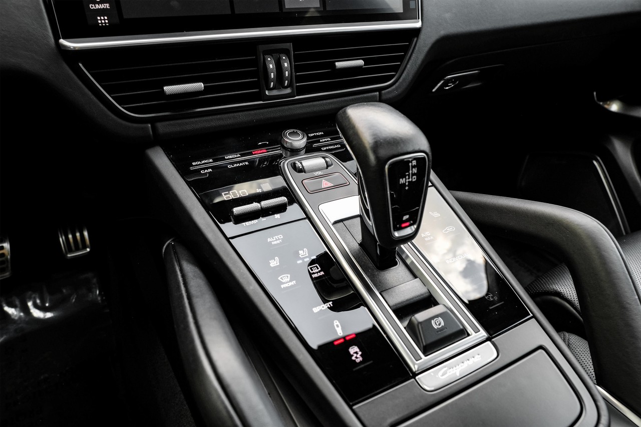 Porsche Cayenne Vehicle Main Gallery Image 25