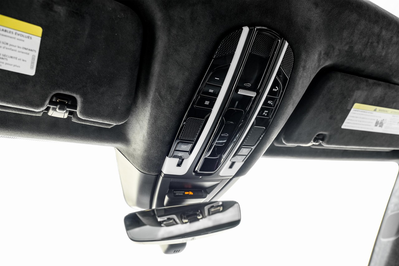 Porsche Cayenne Vehicle Main Gallery Image 26