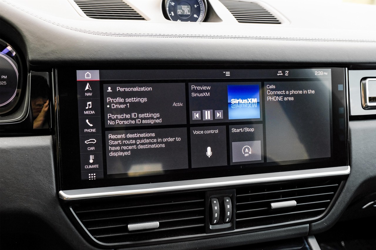 Porsche Cayenne Vehicle Main Gallery Image 28